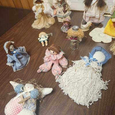 Home Decor lot, Country farmhouse, Ceramic the baskets and dolls