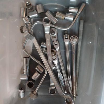 SOCKETS AND WRENCHES