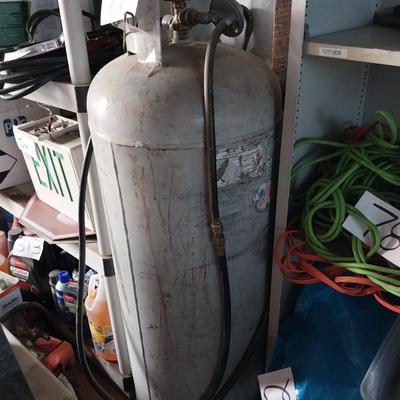 LARGE PROPANE TANK WITH HOSE AND HEATER