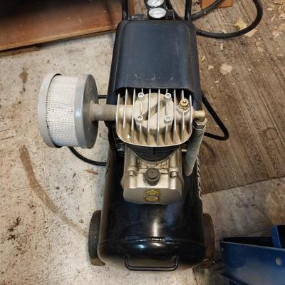 10 GALLON AIR COMPRESSOR WITH HOSE