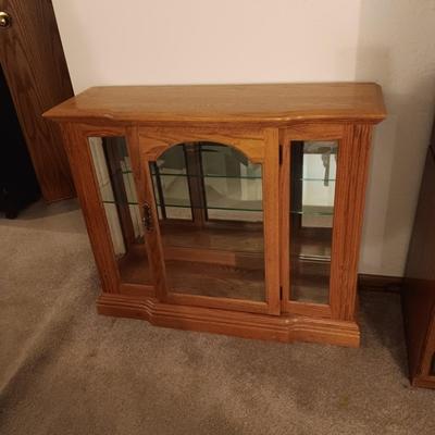 DISPLAY CASE WITH A MIRRORED BACK