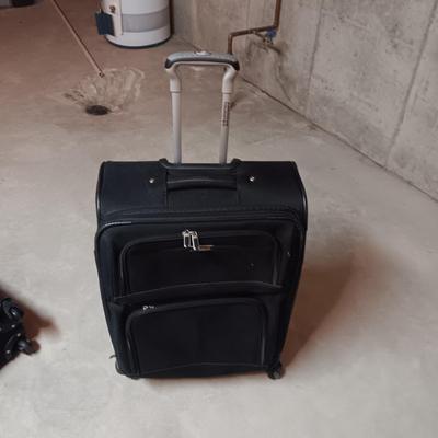 LARGE AMERICAN TOURISTER 4 WHEEL, SMALLER 4 WHEEL SUITCASES & 2 TOTES