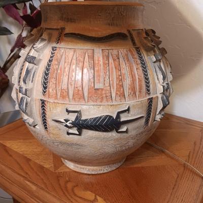 2 HEAVY CLAY TABLE LAMPS WITH RAISED GECKO'S AND DESIGNS ON THE BASE