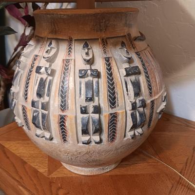 2 HEAVY CLAY TABLE LAMPS WITH RAISED GECKO'S AND DESIGNS ON THE BASE