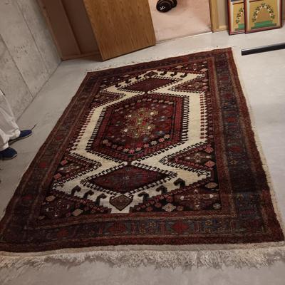 BEAUTIFUL QUALITY, TIGHTLY WOVEN AREA RUG