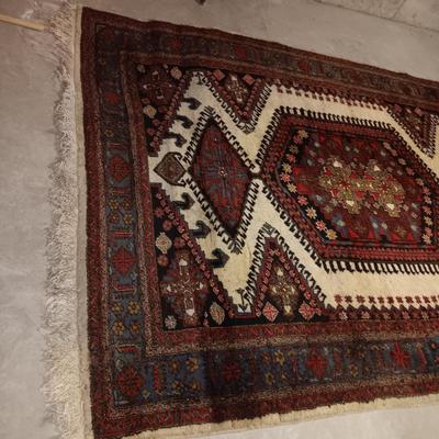 BEAUTIFUL QUALITY, TIGHTLY WOVEN AREA RUG