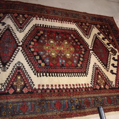 BEAUTIFUL QUALITY, TIGHTLY WOVEN AREA RUG