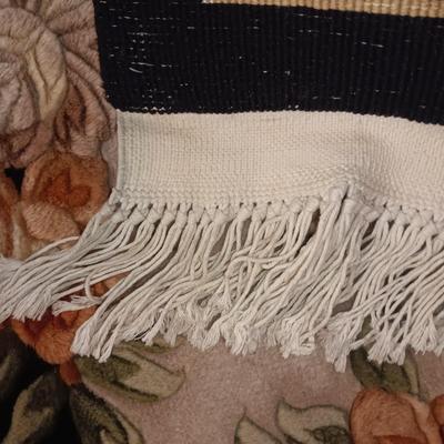 STUNNING THIICK, QUALITY, WOOL? AREA RUG IN GREAT SHAPE