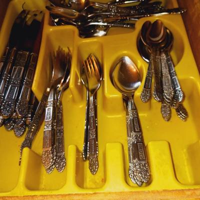 MISMATCHED FLATWARE