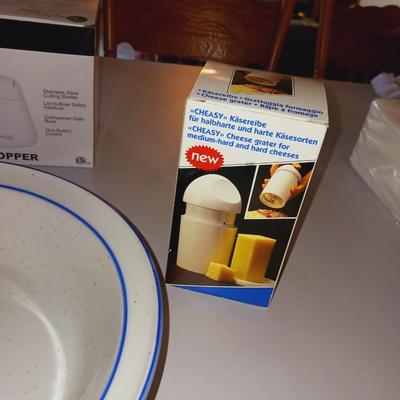 2 CHEESE GRATERS, MINI CHOPPER AND A SERVING BOWL