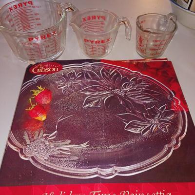 13" GLASS PLATTER AND 3 DIFFERENT SIZE GLASS MEASURING CUPS