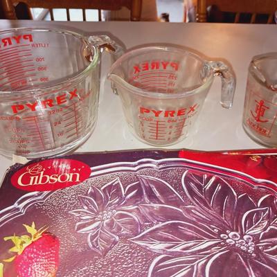 13" GLASS PLATTER AND 3 DIFFERENT SIZE GLASS MEASURING CUPS