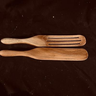 Teak Plates & More Wooden Items (K-MG)