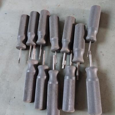 SET OF CHISELS AND PRECISION SCREW DRIVERS