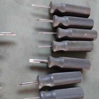 SET OF CHISELS AND PRECISION SCREW DRIVERS