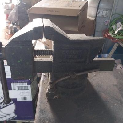 LARGE METAL WORKTABLE WITH VISE