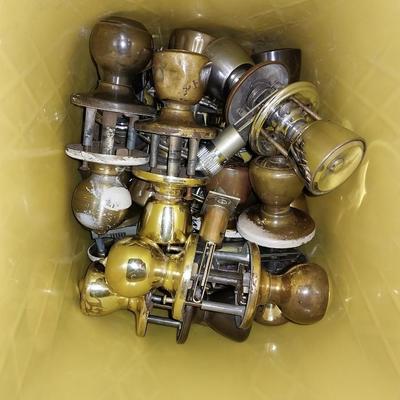 BOX OF DOORKNOBS WITH KEYS