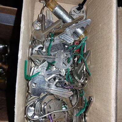 BOX OF DOORKNOBS WITH KEYS