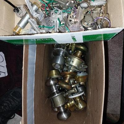 BOX OF DOORKNOBS WITH KEYS