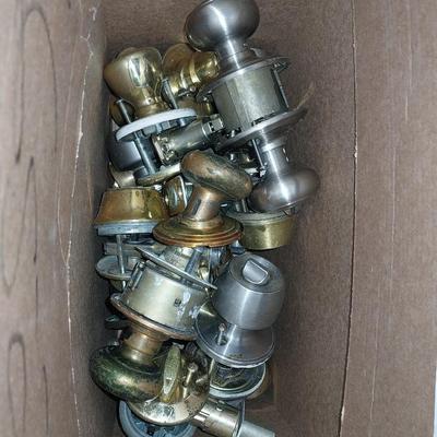 BOX OF DOORKNOBS WITH KEYS