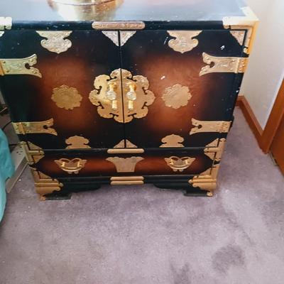 KOREAN TANSU-STYLE CHINOISERIE NIGHTSTAND W/BUTTERFLY HARDWARE AND LAMP