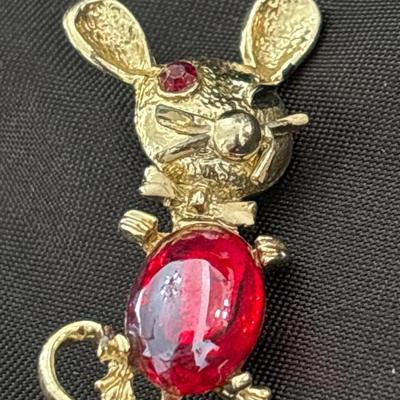 VINTAGE NAPIER GLASS JELLY BELLY RHINESTONE WINKING MOUSE BROOCH PIN RED STONE