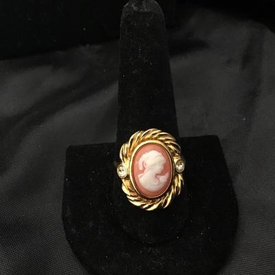 Gorgeous Avon signed cameo ring