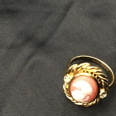 Gorgeous Avon signed cameo ring