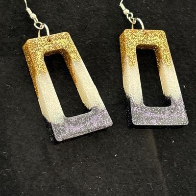 Handmade Black and Glittery Gold Resin Earrings ?