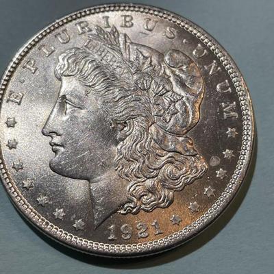 1921-P BRILLIANT UNCIRCULATED MORGAN SILVER DOLLAR AS PICTURED. (COIN #4)