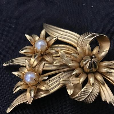 Vintage Pearl Flower Gold Tone Brooch