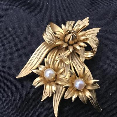 Vintage Pearl Flower Gold Tone Brooch