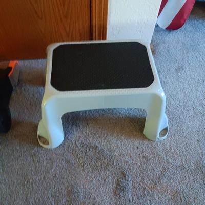 BISSELL BAGLESS VACUUM AND A STEP STOOL