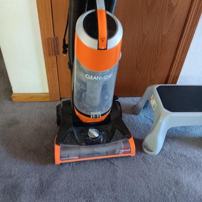 BISSELL BAGLESS VACUUM AND A STEP STOOL