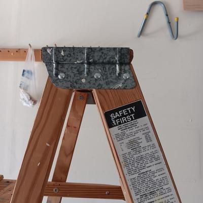 6 FT WOODEN LADDER