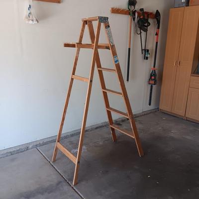 6 FT WOODEN LADDER