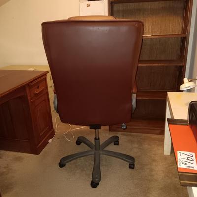 NICE LEATHER EXECUTIVE DESK CHAIR