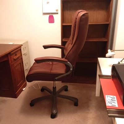 NICE LEATHER EXECUTIVE DESK CHAIR