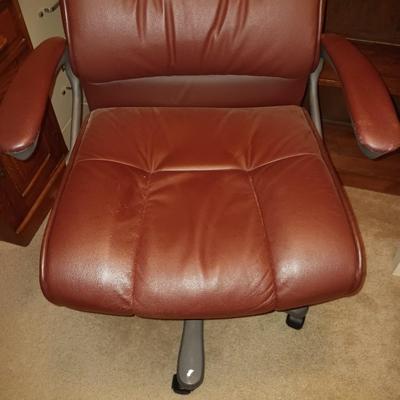 NICE LEATHER EXECUTIVE DESK CHAIR