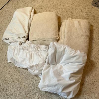 Twin blankets, mattress pad & bed skirt