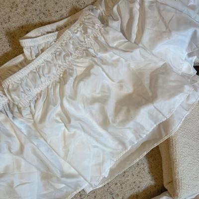 Twin blankets, mattress pad & bed skirt