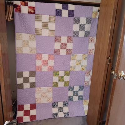 THIS QUILT HAS ME WONDERING, IS IT HANDMADE OR STORE BOUGHT