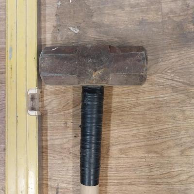 LONG HANDELED SLEDGE HAMMER AND 48" LEVEL