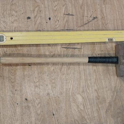 LONG HANDELED SLEDGE HAMMER AND 48" LEVEL
