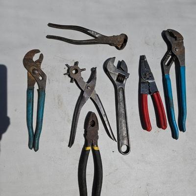 Set of 7 Vintage wrenches, pliers and wirecutters, Pincers, leather punch