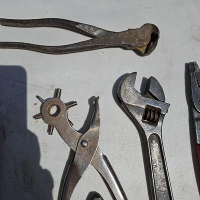 Set of 7 Vintage wrenches, pliers and wirecutters, Pincers, leather punch