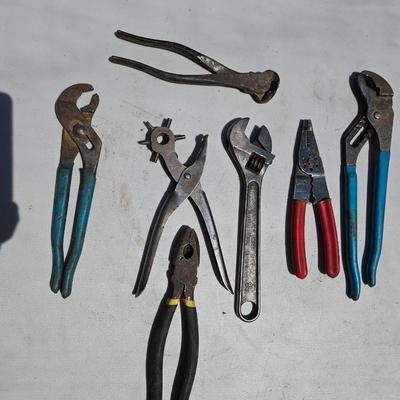 Set of 7 Vintage wrenches, pliers and wirecutters, Pincers, leather punch