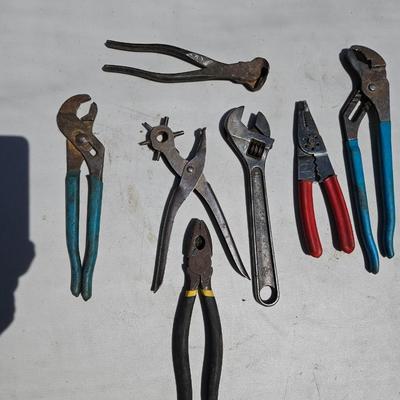 Set of 7 Vintage wrenches, pliers and wirecutters, Pincers, leather punch