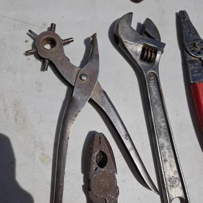 Set of 7 Vintage wrenches, pliers and wirecutters, Pincers, leather punch
