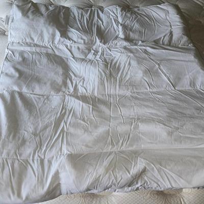 White Aeolus Polyester Fiber Down King Comforter
